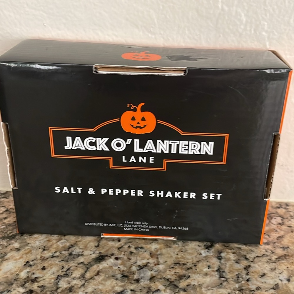New Tombstone Salt & Pepper Set - Picture 2 of 2